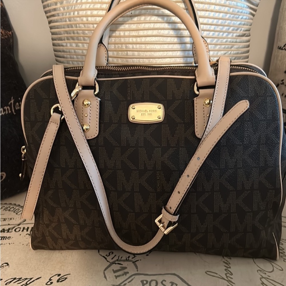✨Michael Kors Grayson Signature Hand Bag With Strap✨